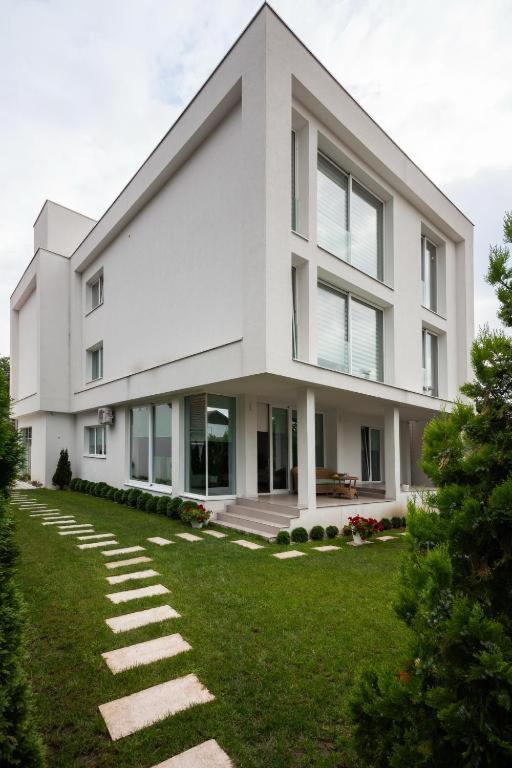 Lux Hedonistic Life Aparthotel Novi Sad Buitenkant foto